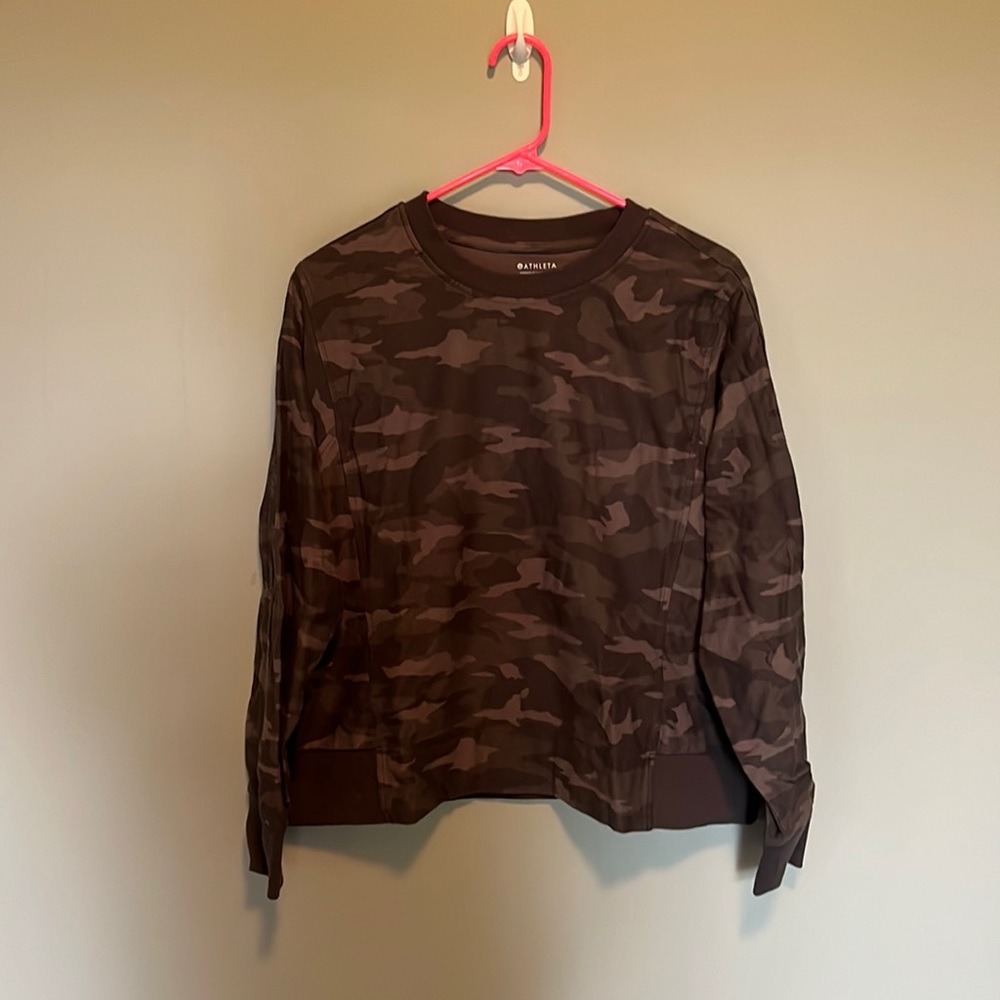 Adorable Athleta camo long sleeve!